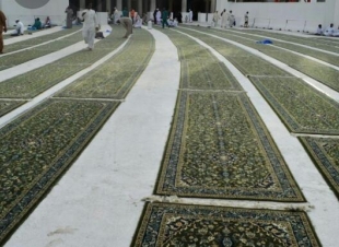 إعادة فرش صحن المطاف بأكثر من 1200 سجادة