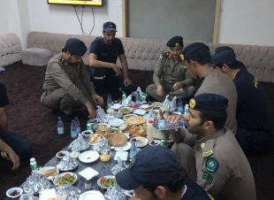 مدير مدني تبوك يشارك المراكز الميدانية وجبة افطار رمضان 