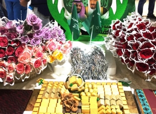 (سارعي للمجد والعلياء مجدي لخالق السماء ) كانت بداية الأحتفال (بهمة حتى القمة) 