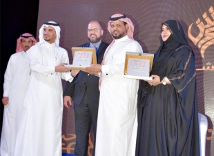 القنصل الأمريكي يُكرم رؤساء مجلة شبابيك العالمية على مسرح الحديقة الثقافية