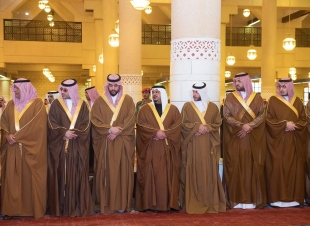 أصحاب السمو الأمراء يؤدون صلاة الميت على الأميرة البندري بنت عبدالرحمن