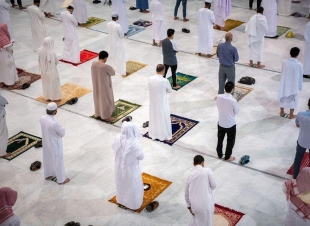 (المواطنون والمقيمون يؤدون صلاة الفجر في المسجد الحرام مع بدء المرحلة الثانية من العودة التدريجية من داخل المملكة لأداء مناسك العمرة والصلاة)